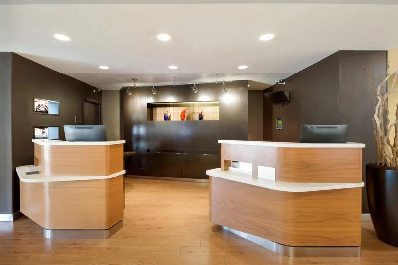 SEL_HuntingtonBeach_Lobby_FrontDesk - 1EB57130-2735-4ED1-8A07A3368A7E3F0F