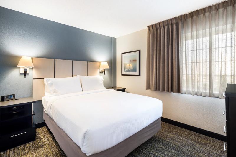 SIM_DetroitWarren_GuestRooms_Suite_Bed - 1ED5166D-D50F-46D8-AEEBC183C1EF81D0
