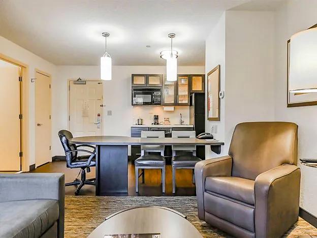 SIM_AtlantaGwinnetPlace_GuestRooms_Suite_Entry - 1EEF7DA7-3FDE-4757-B8A7FA41775998F9