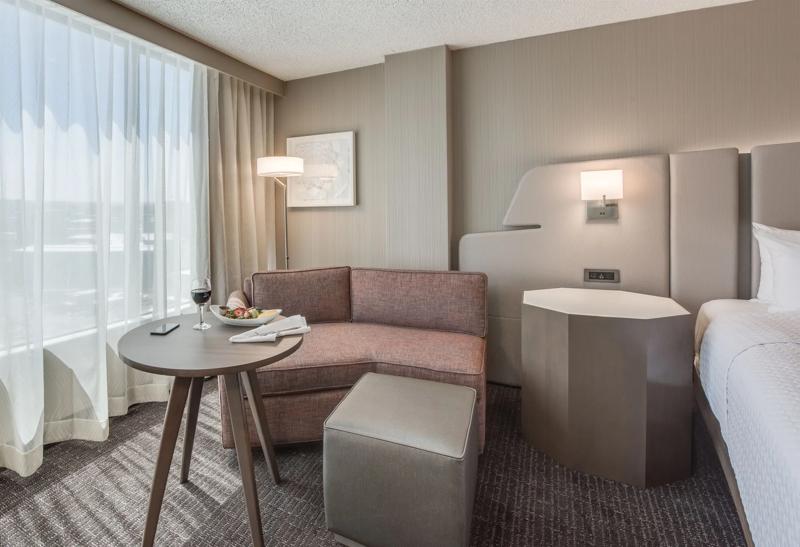 SHR_DenverDowntown_GuestRoom_WorkLifeZone - 1F509A53-CF61-4EE2-98D929F23C10C010