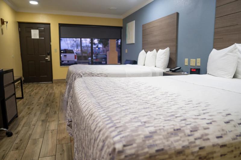 ABVI_FtMyersFL_GuestRooms_Two Queens_Entry Side - 1F5355CE-7FB3-498C-94838F3002CBC4B1