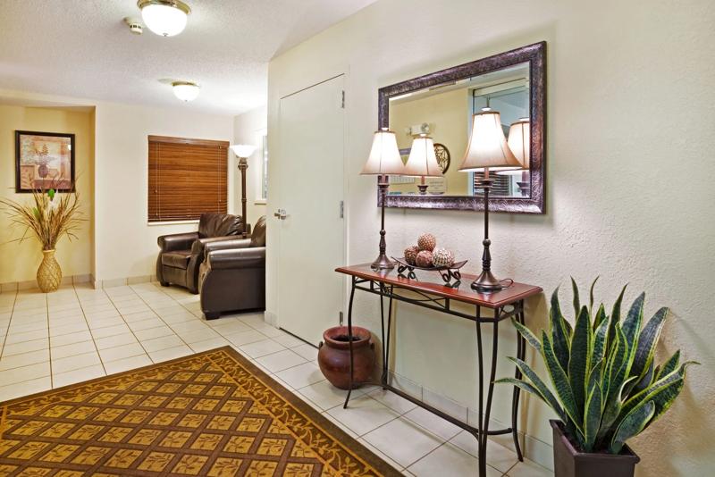 SIM_Knoxville_Lobby_Enterance - 1F6B4F2D-E762-4C3F-BD2E9340CC19258A
