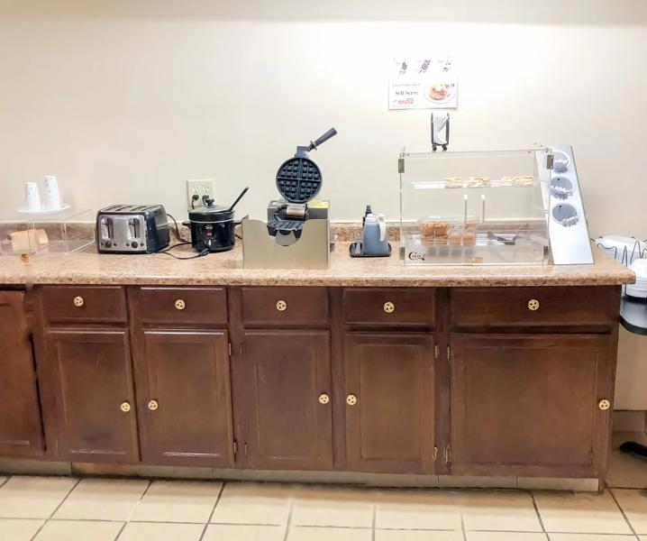 ABVI_BeatriceNE_Dining_Breakfast Area - 1FBCB7B3-0127-47CF-AB971D41EC736610