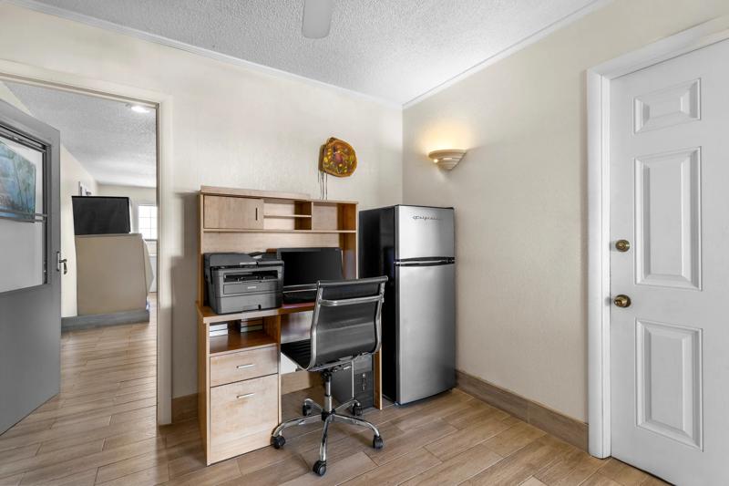 ABVI_BellevilleKS_Amenities_Business Center - 1FCD5492-8EDF-4215-97BB235E6A5A7EEF