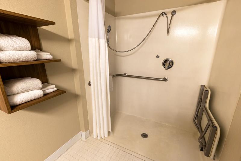 SES_LafayetteAirport_Roll Inn Shower - 1FD36F5F-17A3-4D8D-AC89BD3DDEB681A5
