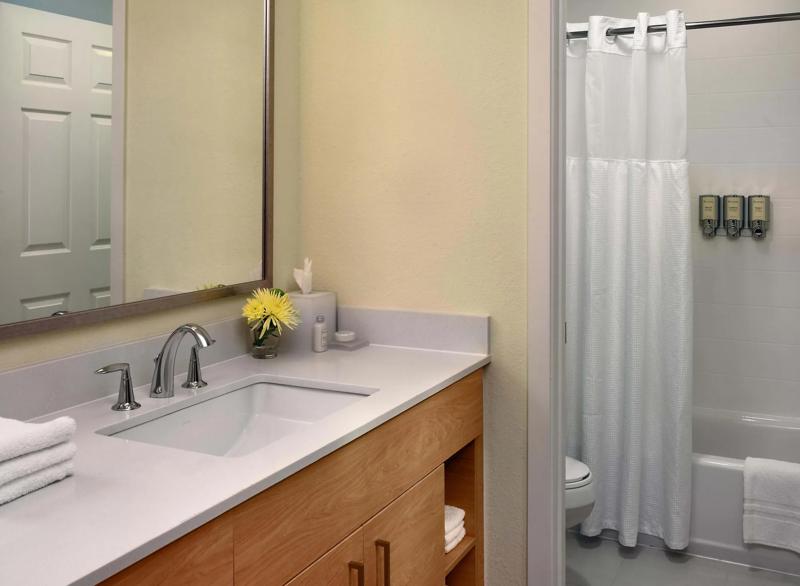 SES_Brand_AuburnHillsDetroit_Suite_Bathroom - 20897024-A4DA-4E77-8FE460B17BB53236