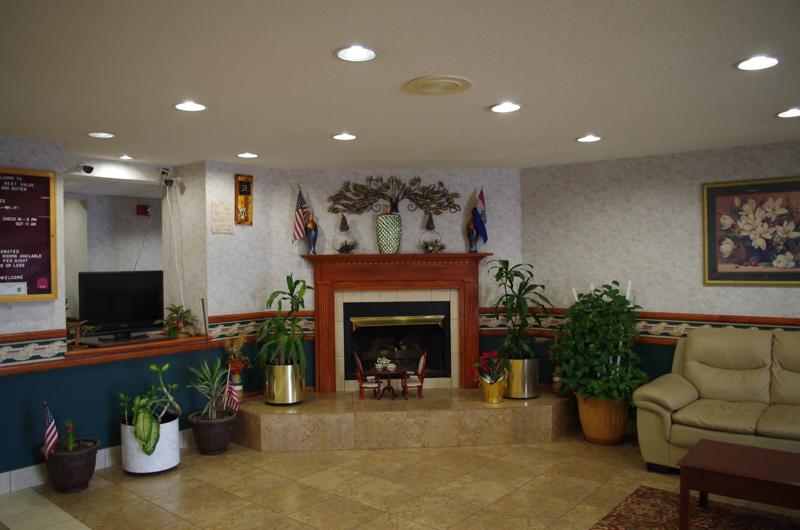 ABVI_StLouisStCharlesInnMO_Lobby_Fireplace - 210AD4C5-921B-4F75-AA155B3BBCF42805