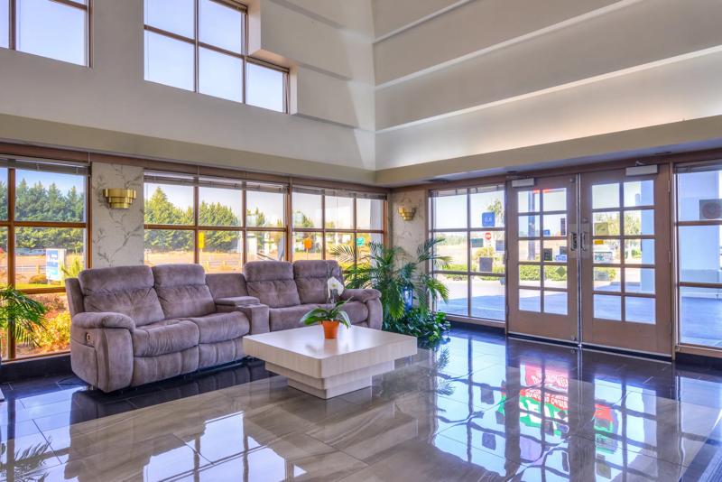 ABVI_PhoenixMedfordOR_Lobby_Seating - 22091B86-D304-4EB3-843C579B614D1F91
