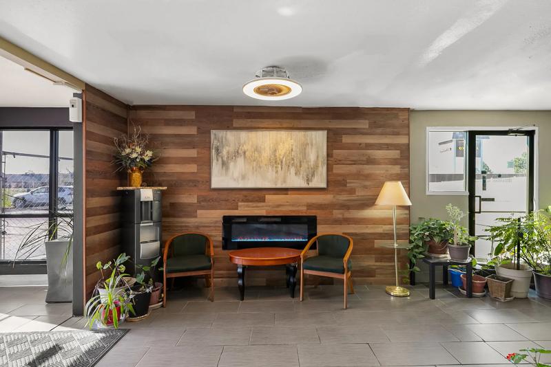 ABVI_LincolnAirportNE_Lobby_Fireplace - 237660C4-E86F-4A70-AA28D0ED33CF25E6