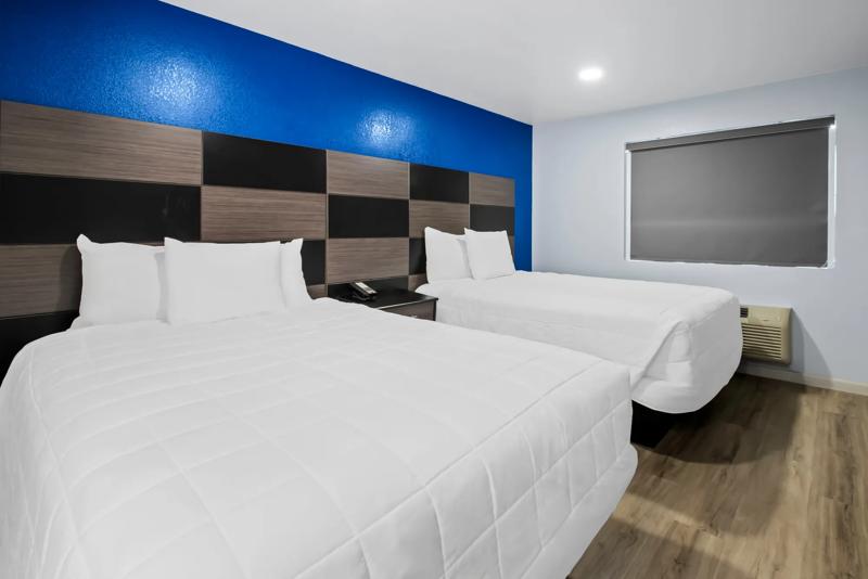 ABVI_GonzalesLA_GuestRooms_Triple Queens_Window Side - 23C2934C-394C-4409-833329A8E559BBB6