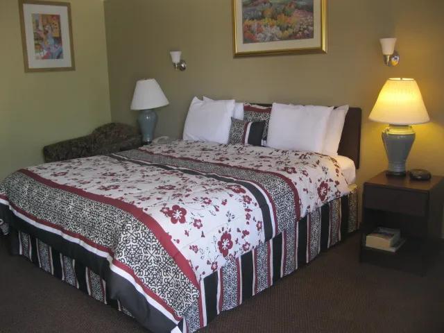 ABVI_PasadenaArcadiaCA_GuestRooms_King_Bed - 23D5DBE0-637D-4775-98170DC4E11985D5