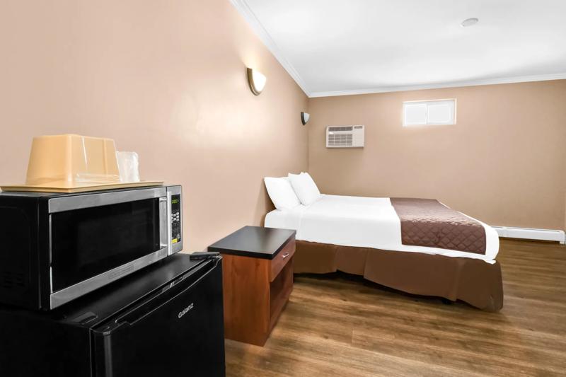 ABVI_AvenelWoodbridgeNJ_GuestRooms_ADA Suite_Room - 23E1E951-05E2-4727-AC3AF0AB72E9F8D6