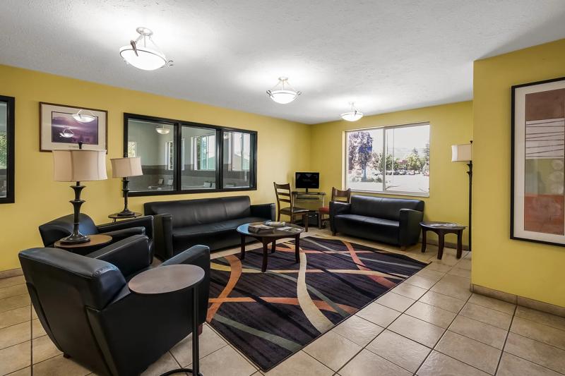 ABVI_SandmanInnOR_Lobby_Seating - 2435E33E-85DA-432E-B9C98EFF8FC2DBA3