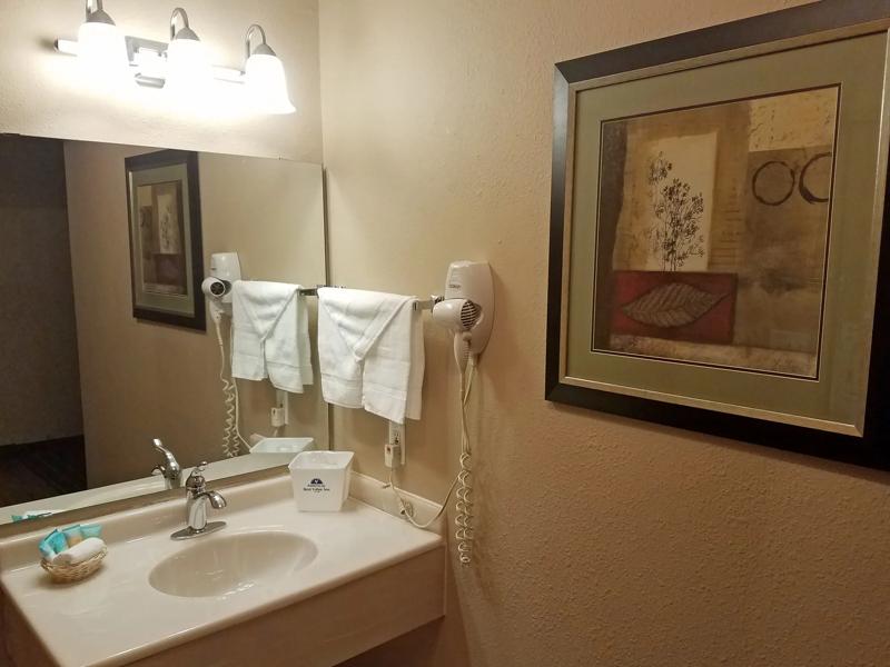 ABVI_BismarckND_GuestRooms_Two Queens_Bathroom Vanity - 243852D1-6027-4AC3-BC092B22D3B746E4