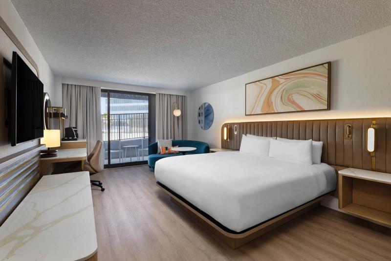 SHR_MiamiAirport_GuestRoom_TerraceKing - 24D943D6-E9EF-40E8-B1E8C1C3E6EA3A82