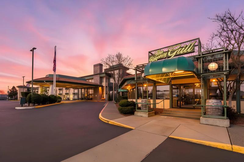 Red Lion Hotel Rogue Regency Medford Airport