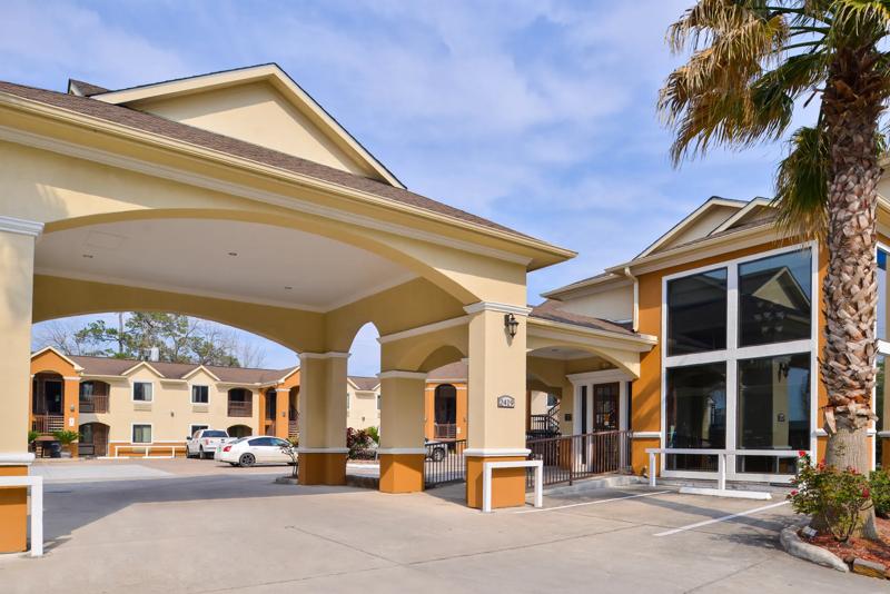 ABVI_MedicalCenterDowntown_TX1672_Exterior Entrance - 250AF63A-3949-4D6D-888068193CB2D3B5