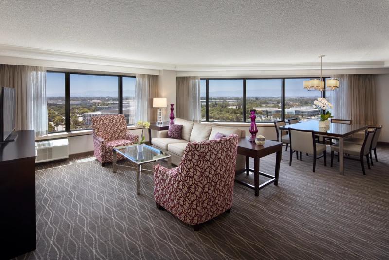 SHR_SanJose_GuestRoom_OneBedroomSuiteKing-LivingRoomWithView - 254863E0-E6B7-48C5-96092B838C7FD974