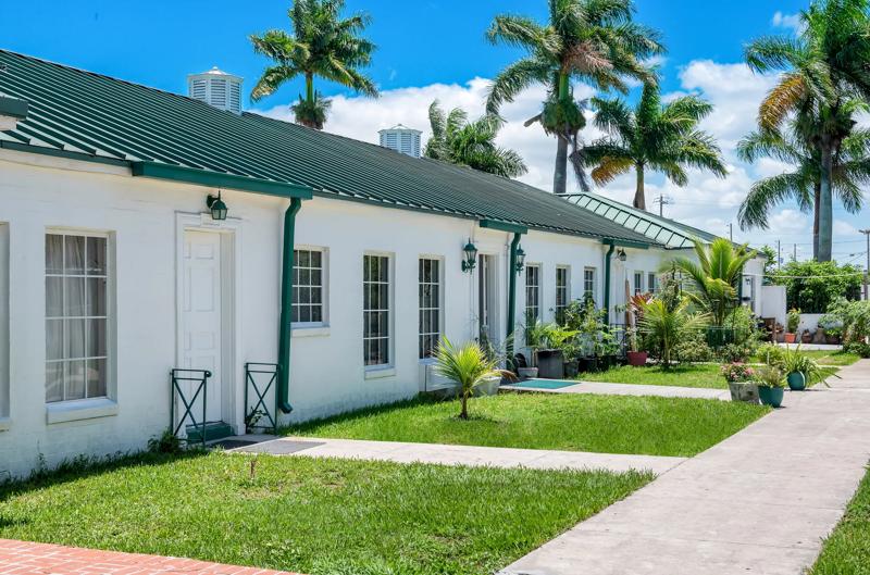 ABVI_HistoricClewistonInnFL_Exterior_Walkway - 25688D13-5829-4A83-B77161BB125A8657