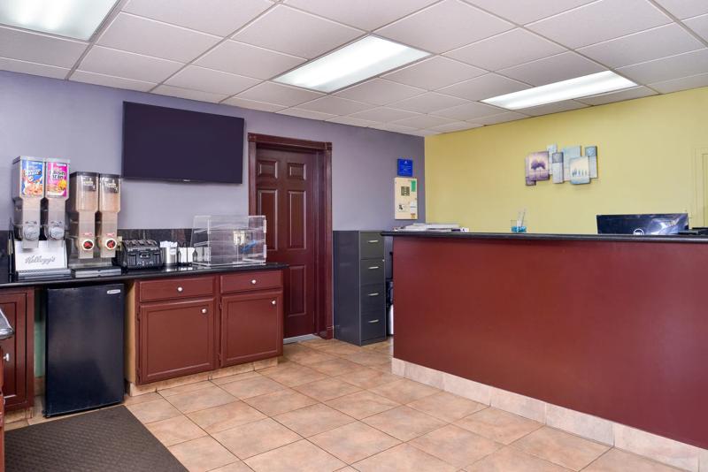 ABVI_WestMonroeLA_Lobby_Front Desk - 256B9EC6-67FE-4DEB-974E37FCAAA870FB
