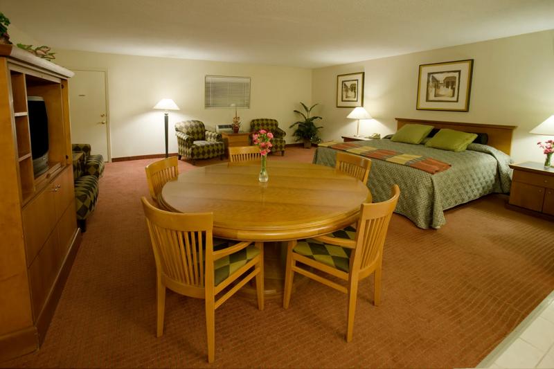 ABVI_EdnaTX_GuestRooms_Suite_Room - 25D5AA03-8678-423C-A5C32B6BEE8FD1B5
