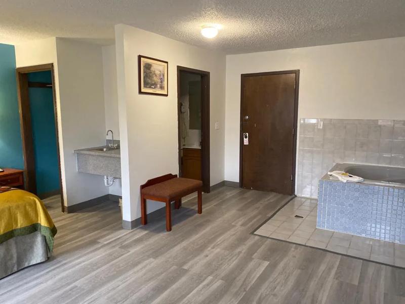 ABVI_WestFrankfortIL_GuestRooms_King With Jacuzzi_Entry Side - 25DEDC69-CA89-4014-BBB84B6E9B9ECE9D