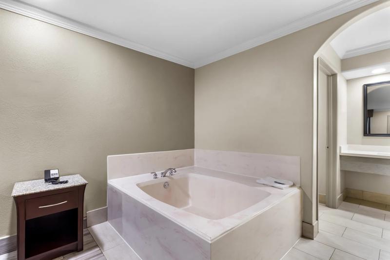 ABVI_HoustonI45TX_GuestRooms_King with Jacuzzi_Jacuzzi - 26C6B271-F9AD-4860-A4CAF05E34E4CA45