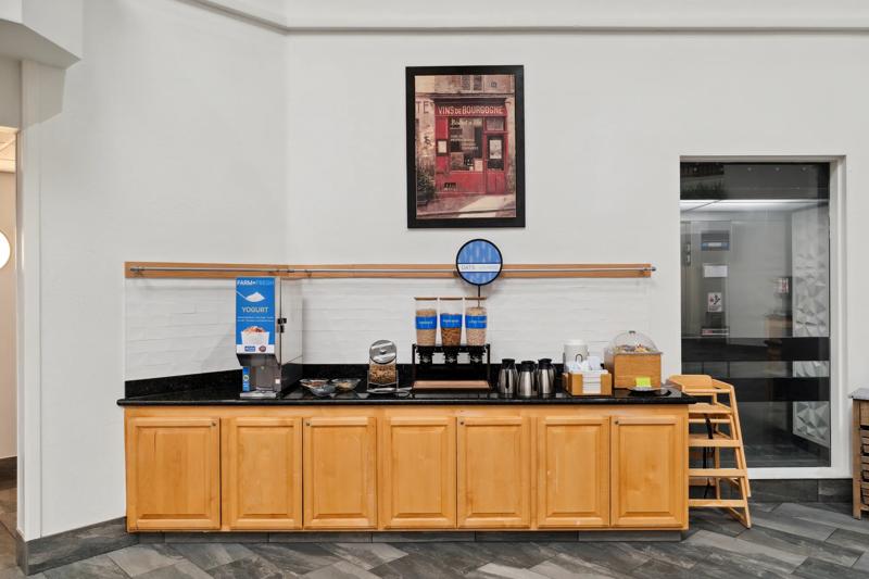 SEH_Vacaville_breakfast_area_4 - 272BCC9E-E4AB-4C48-935880392B3BEB02