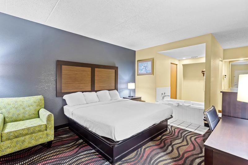 ABVI_GraysonKY_GuestRooms_King with Jacuzzi_Room - 272E1E09-0757-4D01-BA21AA6ED1299B39