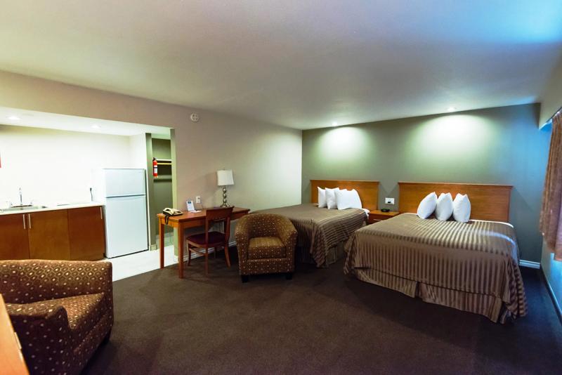 CBVI_PrinceGeorge_BC1556_TwoQueenBedsKitchen1 - 27838FFF-7EBE-4BFC-B988F10ADEBE5571