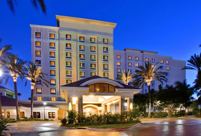 SHR_AnaheimResortArea_Exterior_Entrance_Twilight