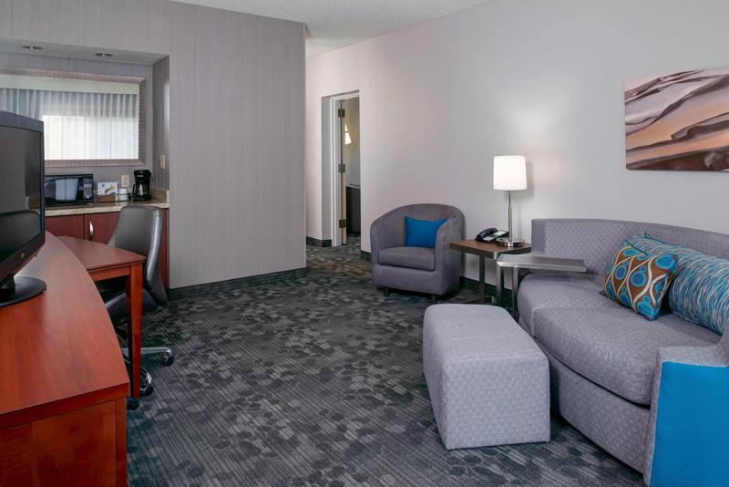 SEL_KansasCityAirportTiffanySprings_GuestRoom_OneBedroomSuite_LivingRoom_2 - 28C5CAA0-26B7-46CD-87040DD48270D063