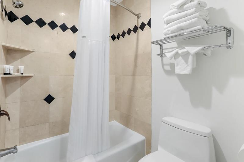 SIG_Berkeley_One King bathroom (4) - 29813089-DD2D-44BC-94A58D5F25C5BB52