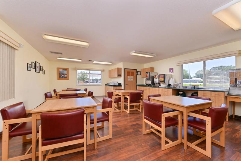 ABVI_SpringValleyMN_Dining_Breakfast Area_Seating - 2B124495-446C-4DB5-B242A23897A5451E