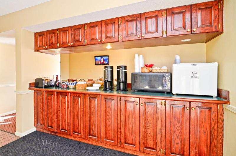ABVI_ChillicotheOH_Dining_Breakfast Area_Buffet - 2C6CC135-A158-4F6F-8E0EA51DB85015FC