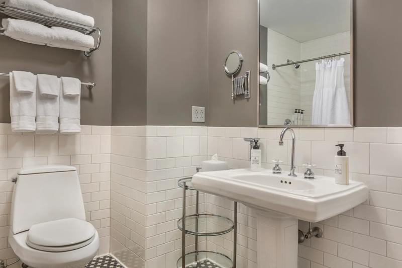 SHR_ColumbusDowntown_GuestRoom_Loft2Queen_Bathroom_1 - 2C9C942B-D263-4B24-8D9D02FA7F07F558