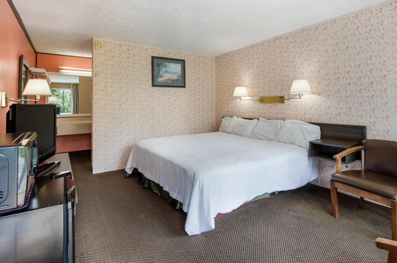 ABVI_WythevilleVA_GuestRooms_King_Room - 2CC76A9A-A6DB-42D4-9265F30FFD819F05