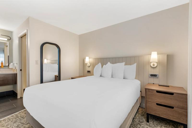 SES_DullesAirport_Two-Bedroom-Two-Queen-Roll-In-Shower-2 - 2D480068-C4BF-475C-AE13743D816EBE57