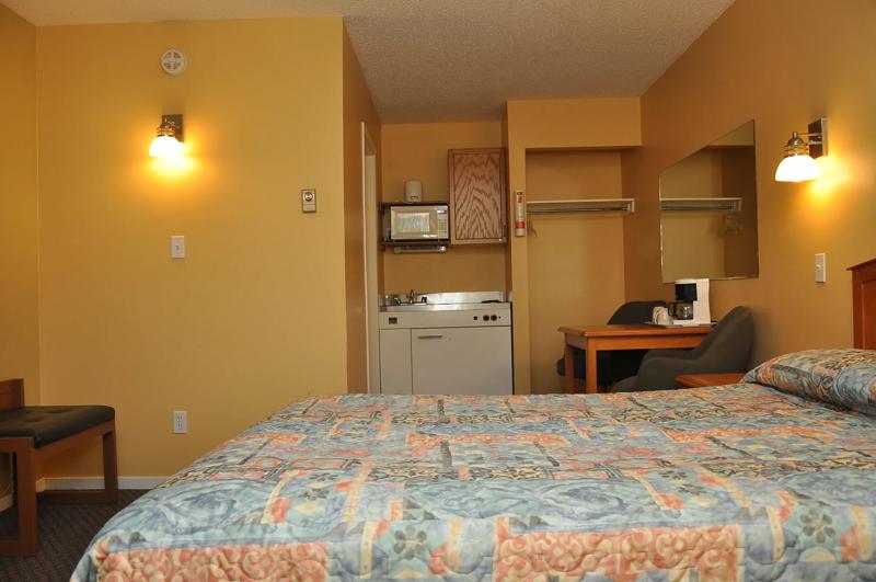 CBVI_Kelowna_BC0002_OneQueenKitchenette4 - 2D5EAA12-9E20-433D-B2CFCDB63382A4B1