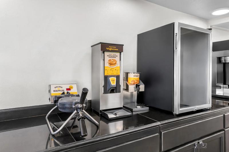 ABVI_KansasCityEIndependenceMO_Dining_Breakfast Area_Waffle Station - 2D881BFD-5053-4FAF-8362B1374D864BF3