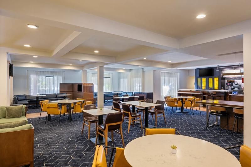 SEL_SanRamon_Dining_TheCommons_Seating_2 - 2D9DDB6F-CD87-4B2D-ABA8E755491F1730