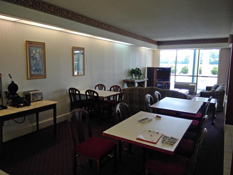 ABVI_KinstonNC_Dining_Breakfast Area_Seating - 2DC458DE-DCA3-42D8-A166706277718981
