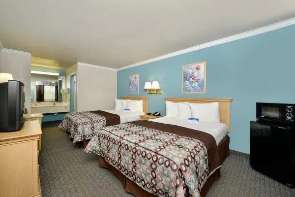 ABVI_HoustonHobbyAirportTX_GuestRooms_Two Queens_Beds - 2DD5269A-5926-40BE-97B93CB4ED73F3FB