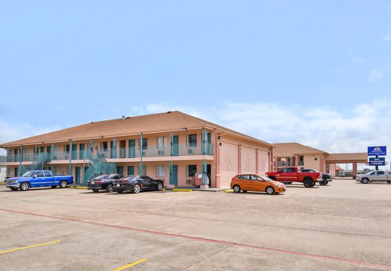ABVI_CluteLakeJacksonTX_Exterior_Side_Parking - 2E6AF2DF-9817-4E7D-AC8CF4AC32DC6C6B