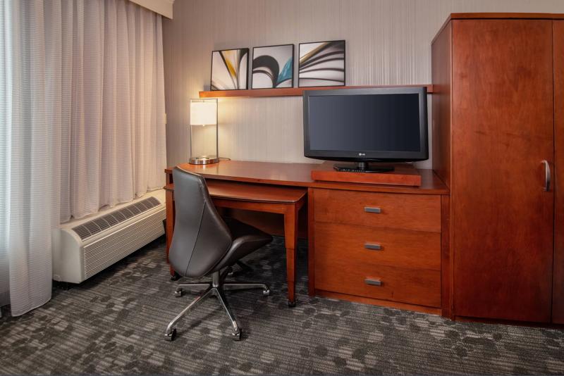 SEL_NewarkChristianaMall_GuestRoom_WorkDesk - 2EA9C1F6-AD0A-47D6-AA852039139A4D83