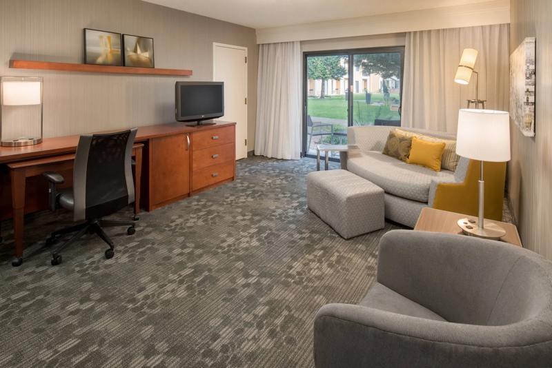 SEL_SeattleBellevueRedmond_GuestRoom_OneBedroomSuite_King_LivingRoom