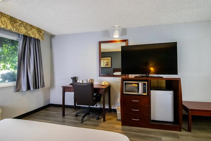 RLIS_Vancouver_Guest Room - 2F6C8B06-2638-423A-A1067D151621DB3F