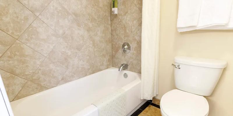 RLH_RedGarterHotelAndCasino_NV2590_NQ-bath_02 - 301F6CE2-96C0-4460-8A31CA06EB0EE915
