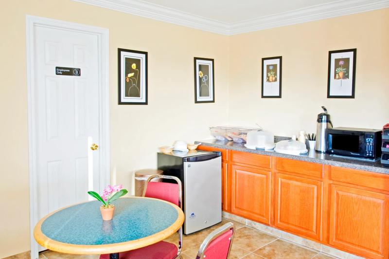 ABVI_GainesvilleTX_Dining_Breakfast Area_Seating - 3028D891-CD0E-4EA3-BEAEC940AE3866A5
