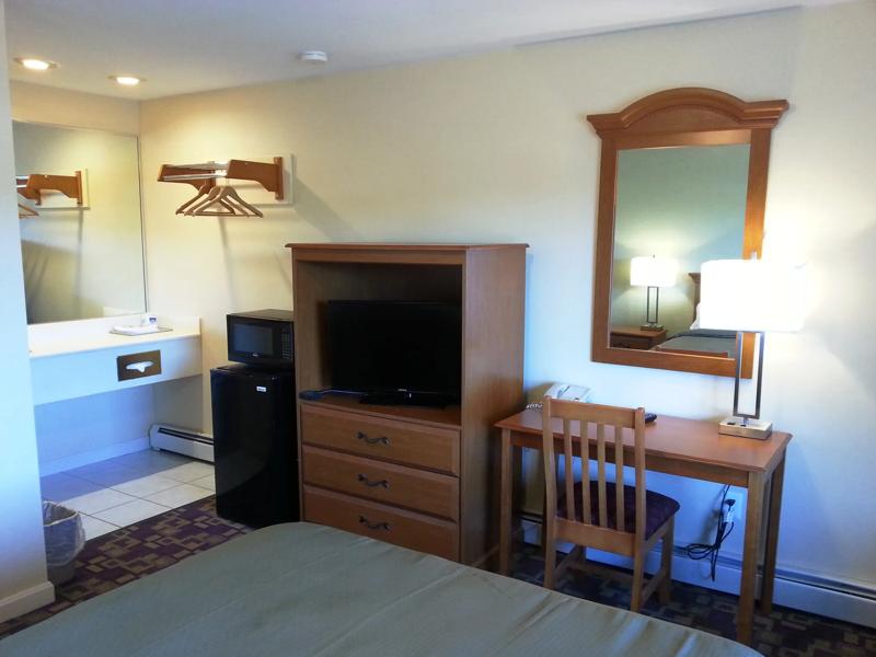 ABVI_ProvidenceNorthScituateRI_GuestRooms_Deluxe Queen_Room Amenities - 303E3D83-7874-4D9F-B1E754150A6EA769